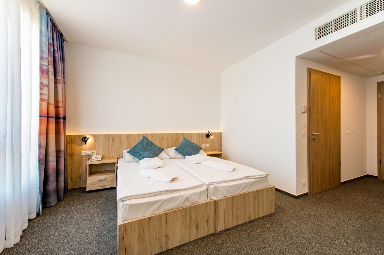 Akademia Hotel Balatonfured Luaran gambar